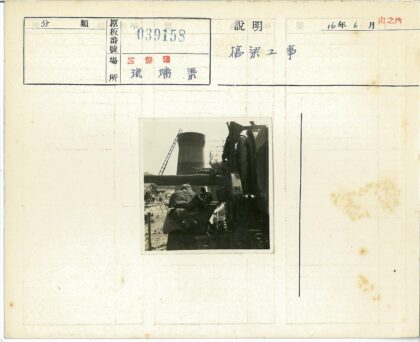 建筑工人操作机械施工场景.jpg