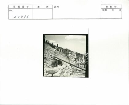 建筑工人斜坡砌石墙施工.jpg
