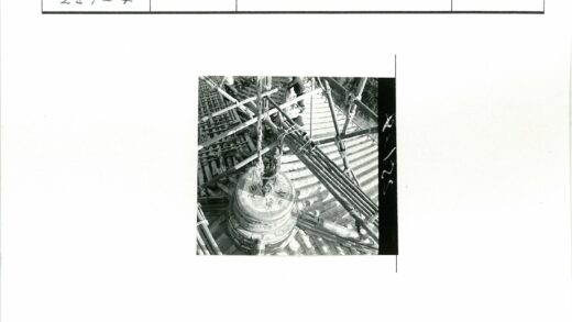 建筑工人木梁脚手架施工.jpg