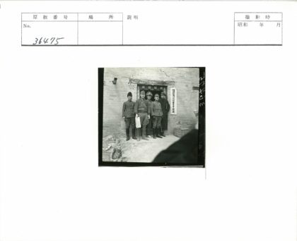 建筑工人检查砖墙开裂现场.jpg