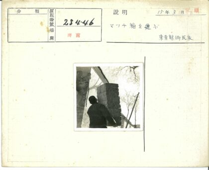 建筑工人负重前行.jpg