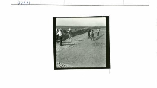 建筑工人铺设石头道路.jpg