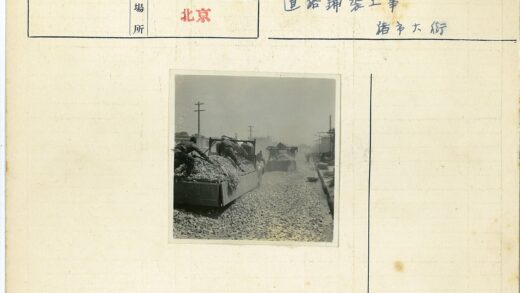 建筑工人铺设道路施工现场.jpg