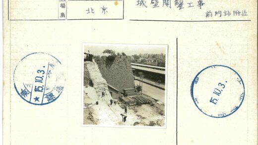 建筑工人陡坡施工城市背景.jpg
