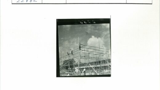 建筑工人高空作业施工场景.jpg