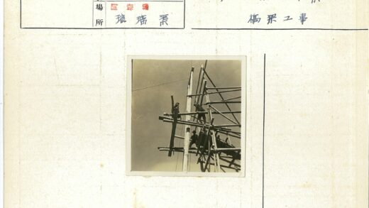 建筑工人高空作业木脚手架.jpg