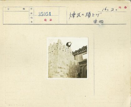 建筑工人高空砌砖施工.jpg