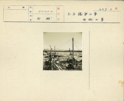 建筑工地与山脉景观.jpg
