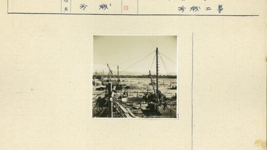 建筑工地与山脉景观.jpg