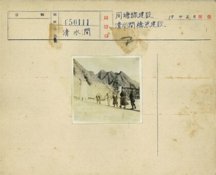 建筑工地与山脉背景的施工场景.jpg