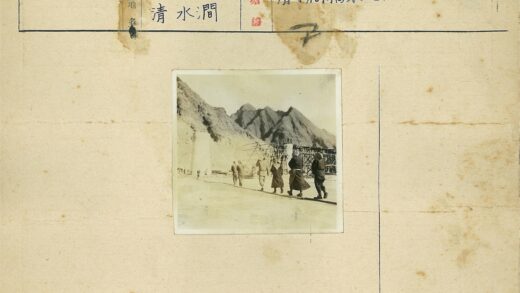 建筑工地与山脉背景的施工场景.jpg