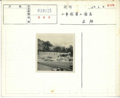 建筑工地与火车轨道施工场景.jpg