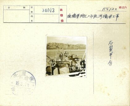 建筑工地与远山施工场景.jpg