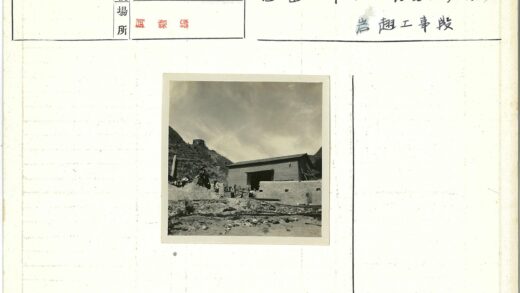 建筑工地工人与岩石地形工作场景.jpg