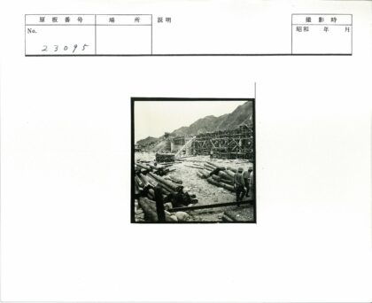 建筑工地工人与木结构山脉背景.jpg