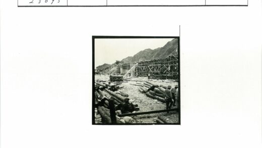 建筑工地工人与木结构山脉背景.jpg
