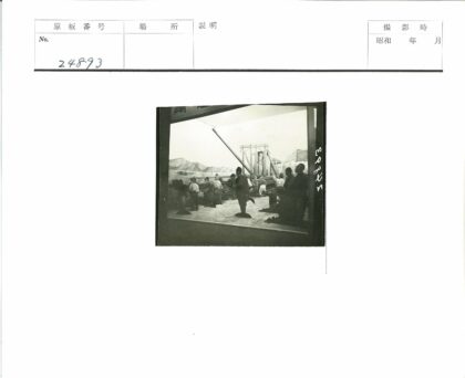 建筑工地工人与机械山脉景观.jpg