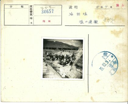 建筑工地工人与火车车厢工作场景.jpg