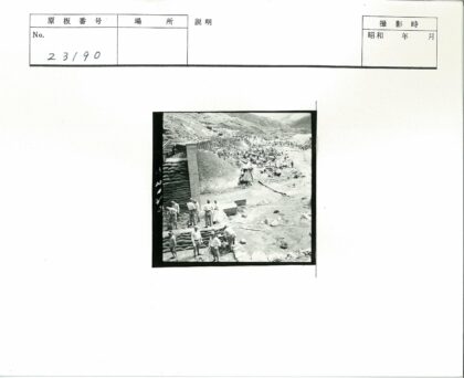 建筑工地工人与群众聚集场景.jpg