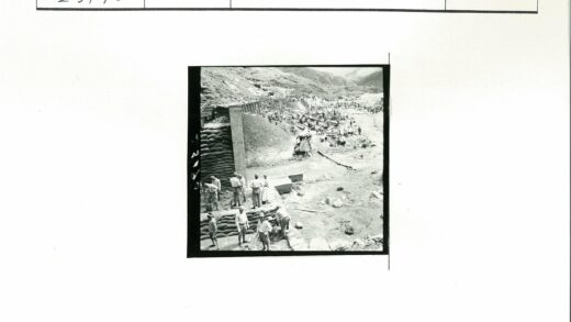 建筑工地工人与群众聚集场景.jpg
