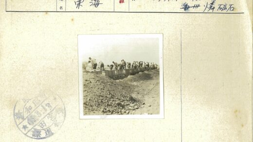 建筑工地工人协作搬运板条箱.jpg