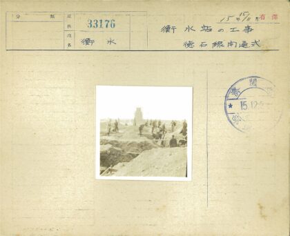 建筑工地工人挖沟施工.jpg
