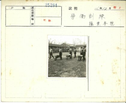 建筑工地工人推土车劳作.jpg