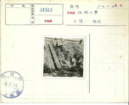 建筑工地工人搬运材料实景.jpg