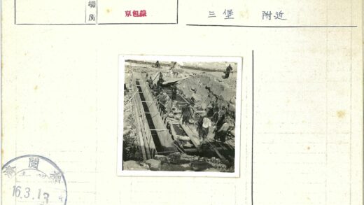建筑工地工人搬运材料实景.jpg