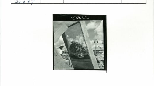 建筑工地工人筛沙工作场景.jpg