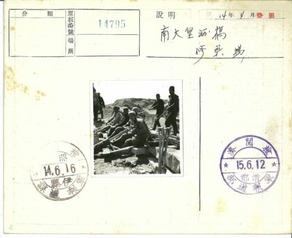 建筑工地工人铲土施工.jpg