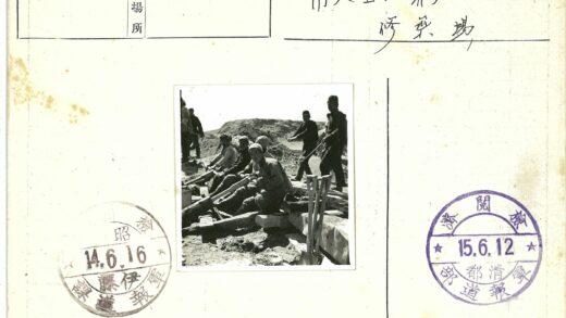 建筑工地工人铲土施工.jpg