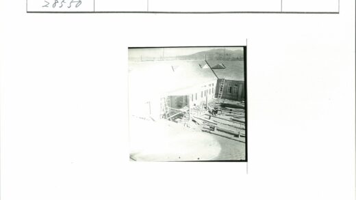 建筑工地施工与山丘背景.jpg