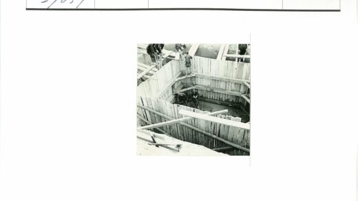 建筑工地木制框架施工.jpg