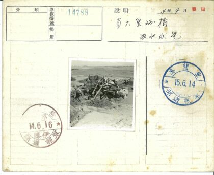 建筑工地木制脚手架施工.jpg