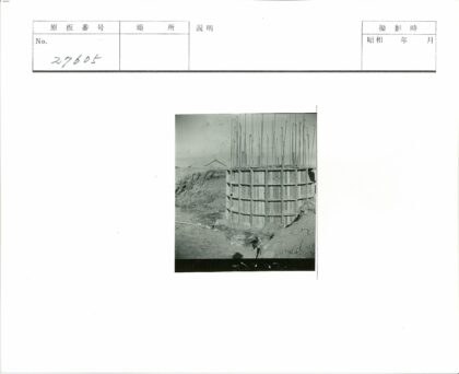 建筑工地木框架钢筋施工实景.jpg