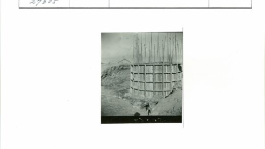 建筑工地木框架钢筋施工实景.jpg