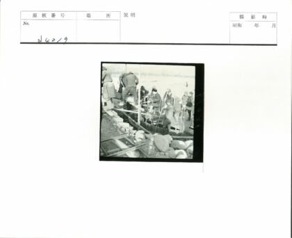建筑工地材料与工人实景.jpg