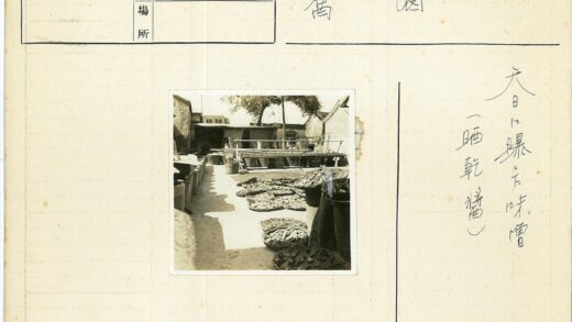 建筑工地材料与木桶堆放实景.jpg
