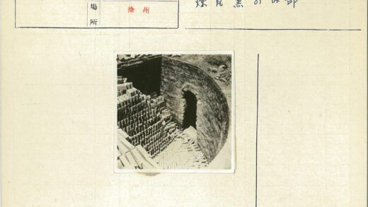 建筑工地砖堆与拱形土墙.jpg