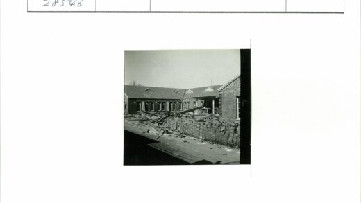 建筑工地砖房与建材堆放.jpg