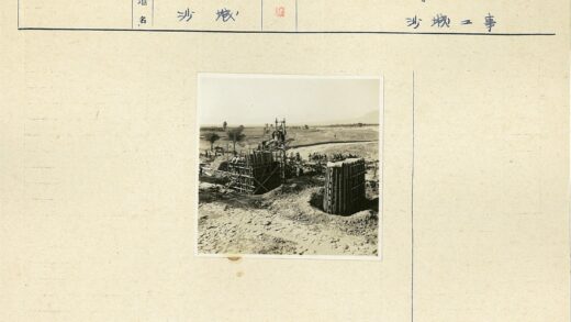 建筑工地组装脚手架施工场景.jpg