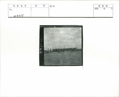 建筑工地脚手架与草地天空.jpg