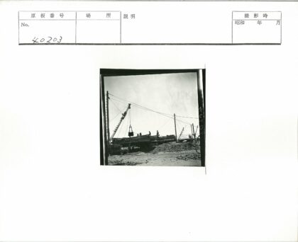 建筑工地起重机吊装施工.jpg