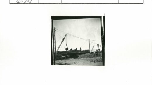 建筑工地起重机吊装施工.jpg
