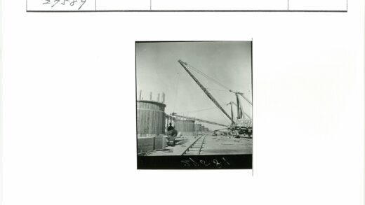 建筑工地铁路与木结构施工.jpg