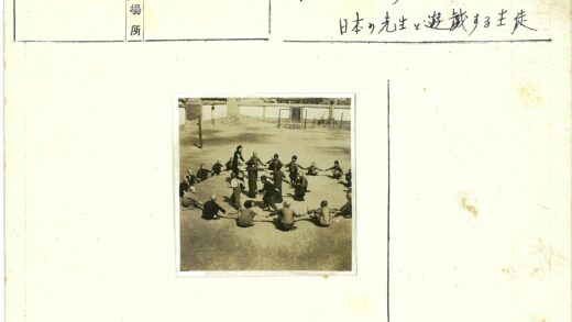 建筑庭院人群围圈合影.jpg