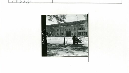 建筑施工现场与旁观者.jpg