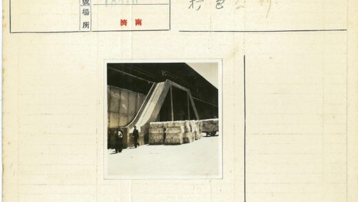 建筑旁滑梯与草堆场景.jpg