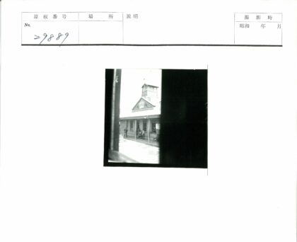 建筑窗户与暗影街景.jpg